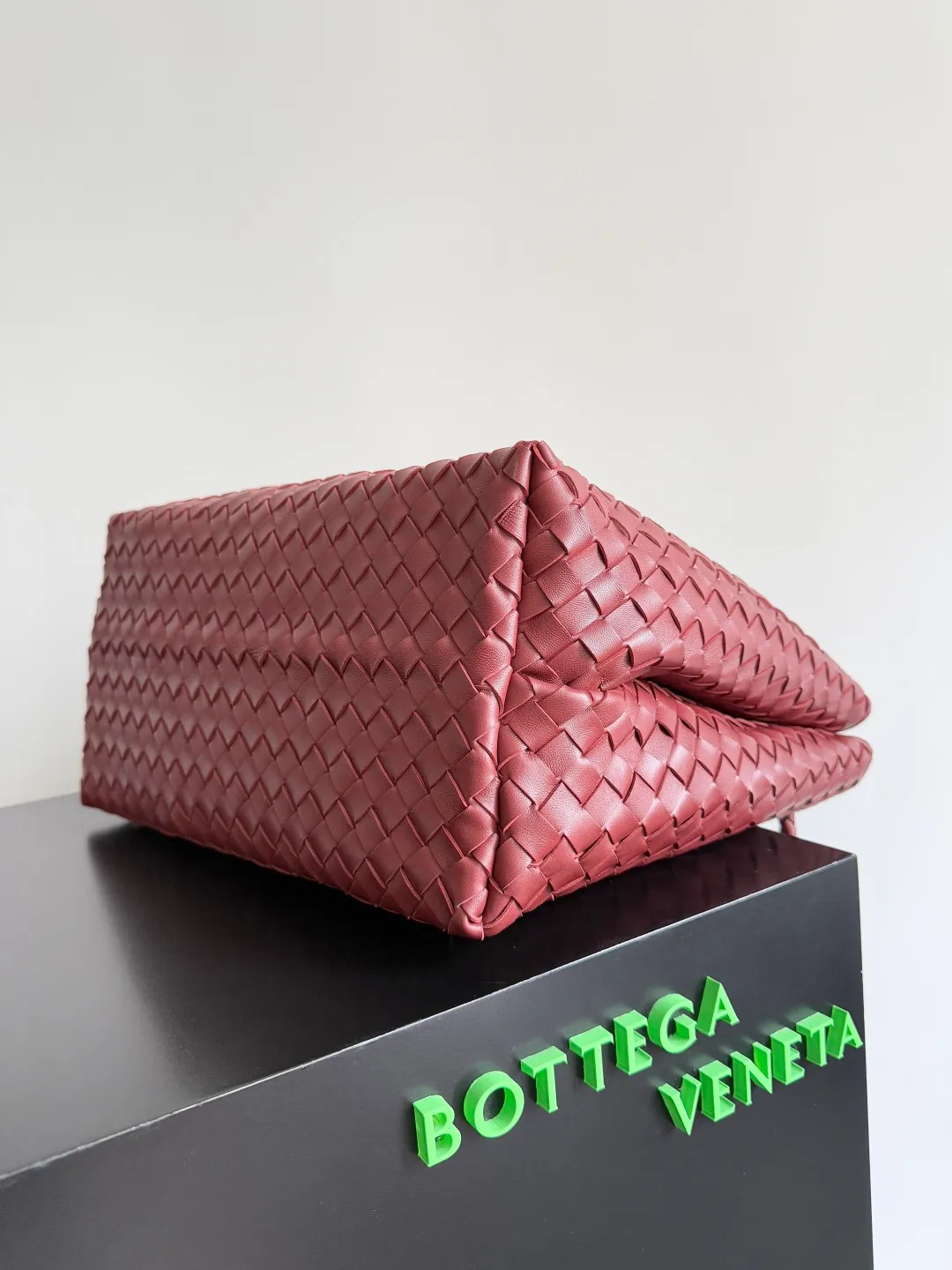 Batch 3760 Recently, the same style of bag that celebrities love is both high-end and practical. Michelle Yeoh, Kim Namjoon, Jing Boran, Tong Liya, Sun Qian, Wu Qianyu, Du Juan, Ma Yili and Bai Baihe are all carrying Bottega Veneta summer series Andiamo handbags. Andiamo has a simple structure and rounded lines. The whole piece is made of Nappa leather. It is comfortable, soft and dynamic. It adds interest to daily life and can be easily matched with various styles. Andiamo handbags are available in three sizes: small, medium and large. There are many colors to choose from, which can meet different needs. You can really carry it whether it is daily or attending events. Style number: 743575 Size: 45*22*34cm